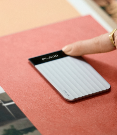手指輕觸銀色Plaud Note Pro,準備錄音