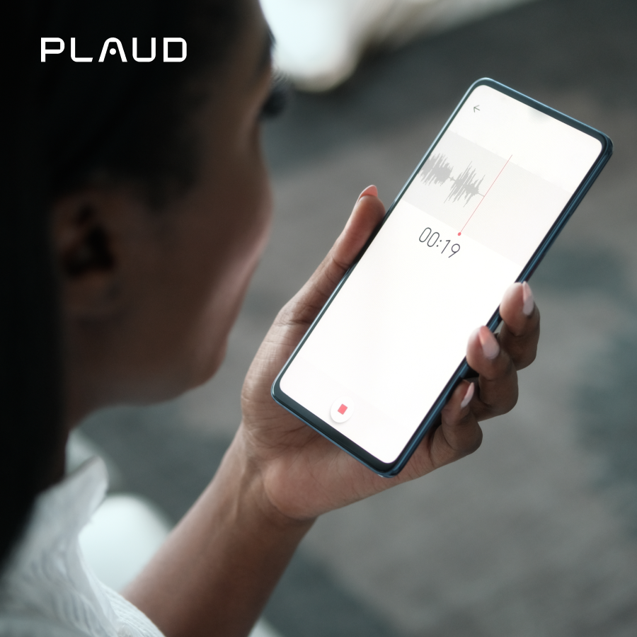 Plaud App 錄音介面，顯示音頻波形與時間
