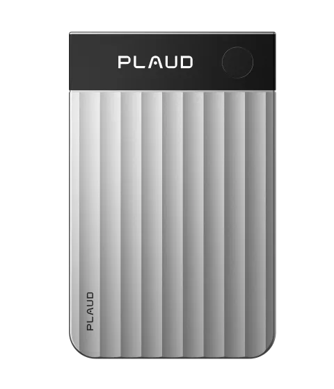 銀色 Plaud Note Pro 是一款卡片式 AI 錄音機，頂部配有黑色玻璃顯示屏。