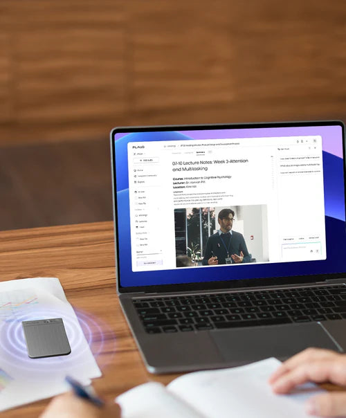 Plaud Note錄音，筆電顯示Plaud App講座筆記和影片。