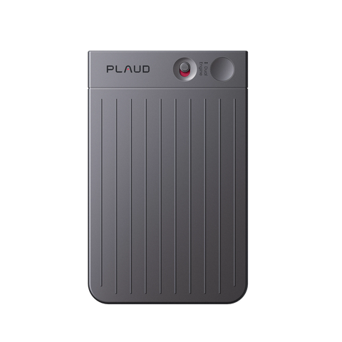 深灰色Plaud AI錄音筆，具垂直條紋與雙引擎標誌