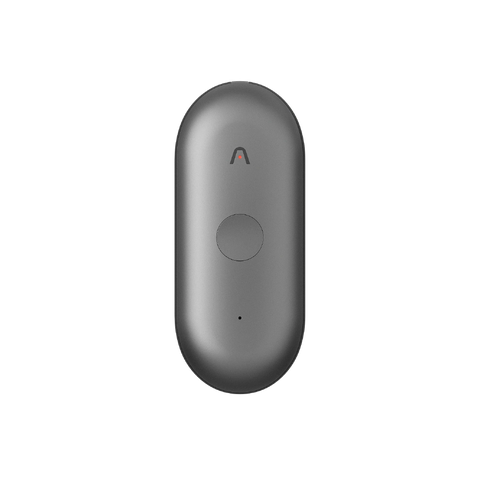 深灰色 Plaud NotePin，正面有圓形按鈕